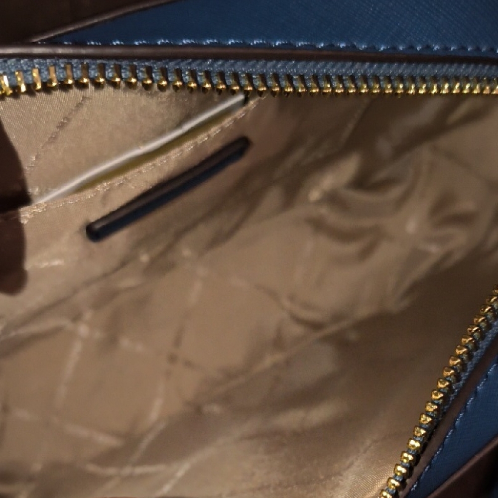 Michael Kors Elegant Blue Crossbody Bag - Picture 6 of 9
